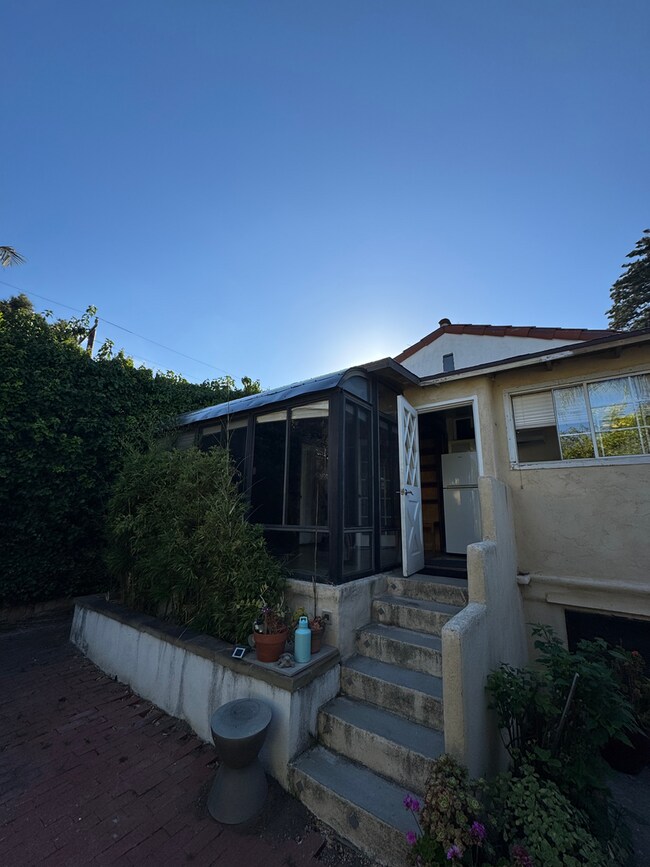 Building Photo - Charming Westside ADU with Private Backyard