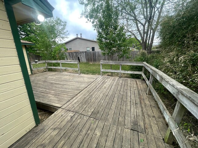 Building Photo - Located off Wedinton Dr! 3 Bedroom 2 Bathr...