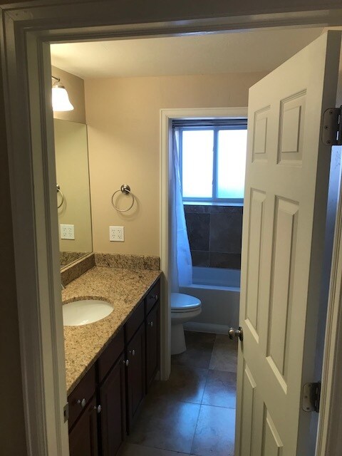 Bathroom - 3033 Zenobia St