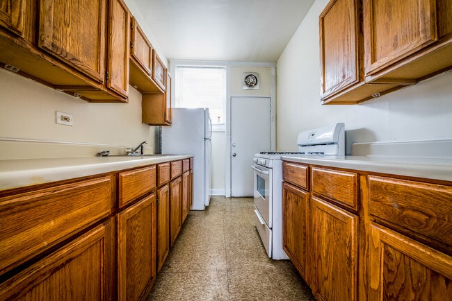 Building Photo - 10425-10429 S Vernon Ave