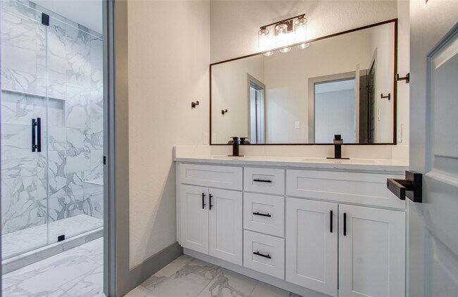 Building Photo - 837 S Victory Dr