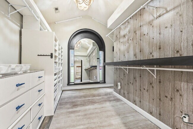 Building Photo - Peaceful and Luxury Living on 3+ Acres