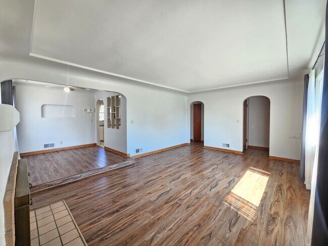 Building Photo - $1,900 - 3 Bed / 2 Bath Charming Rancher Home near the Downriver Golf Course