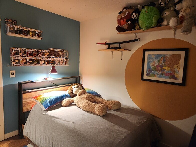 2nd bedroom updstairs, witha closet - 7727 N Kellogg St