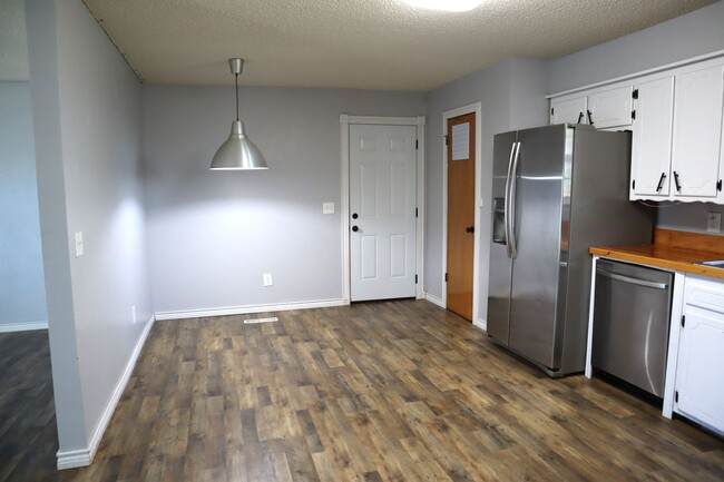 Building Photo - Charming 3 bedroom 1 bath on an Oversized lot