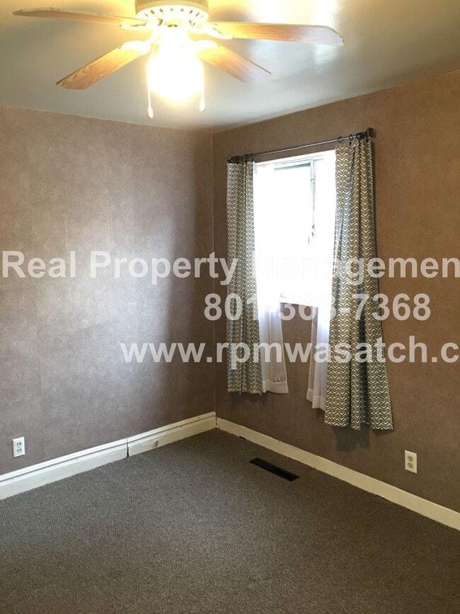 Building Photo - Check out This 2 Bedroom 1 Bathroom Salt L...