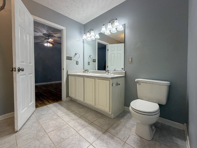 Building Photo - 162 Cavalier Dr