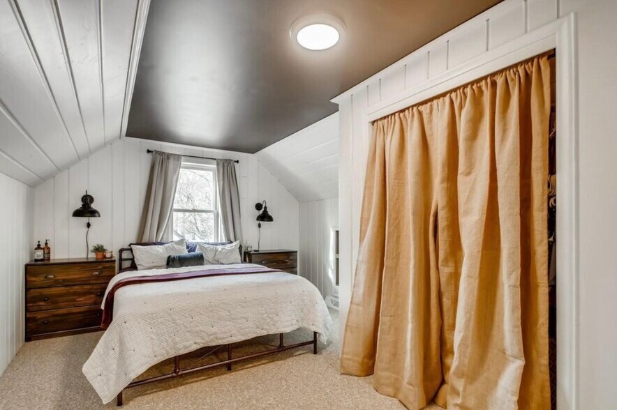 Building Photo - 1713 Laurie Rd E