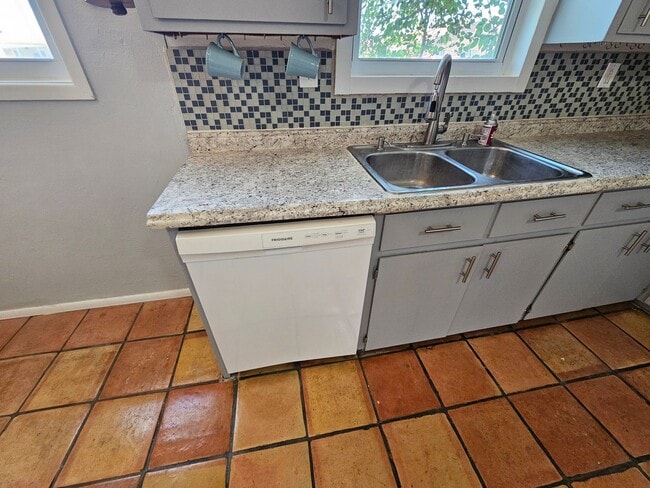 Building Photo - Beautifully maintained 3 bdrm/2 bath with ...