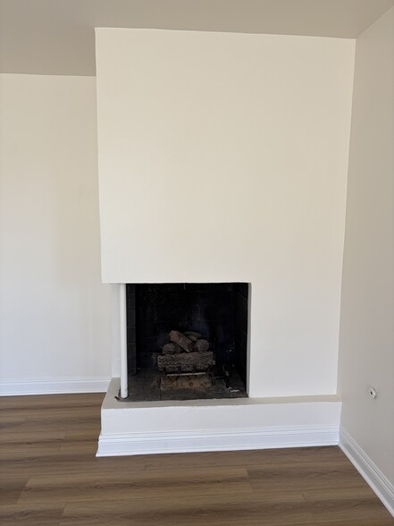 Building Photo - 3111 Bayview Dr