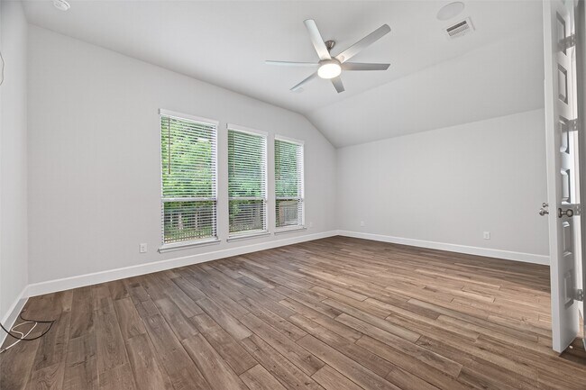 Building Photo - 302 Sky Top Dr