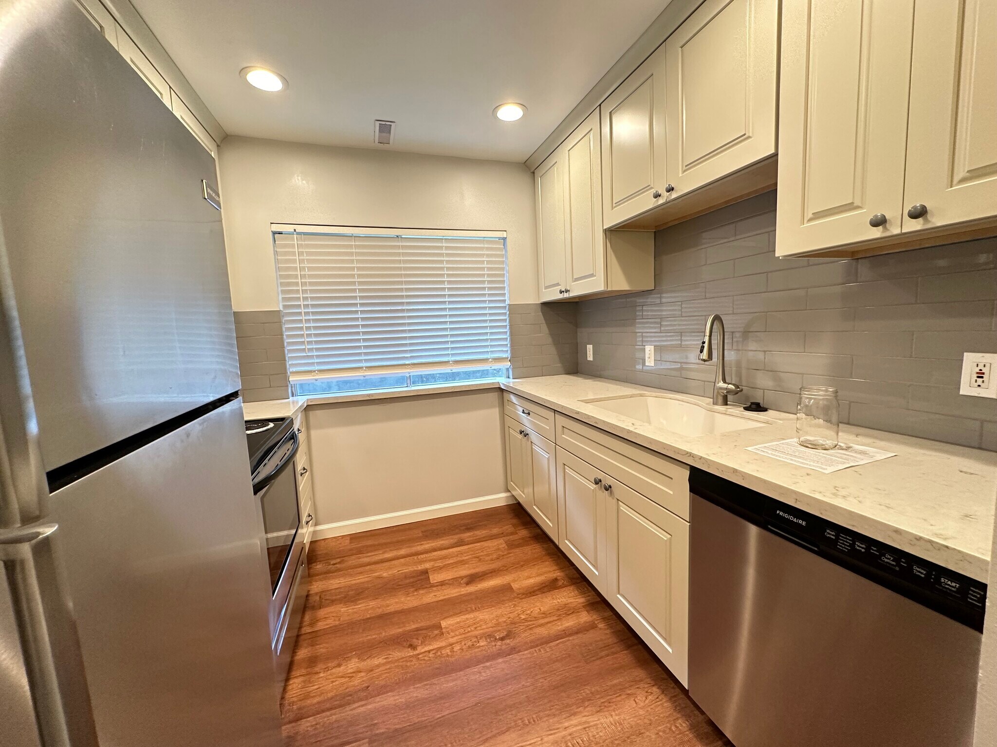 Building Photo - 1541 E Waterbury Dr