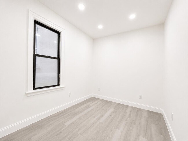 Building Photo - 428 56th St