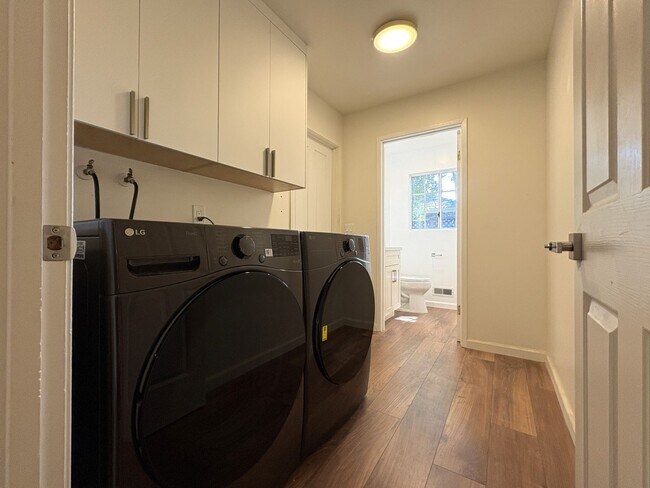 Building Photo - Stunning 4-Bedroom Home with Pool, Solar P...
