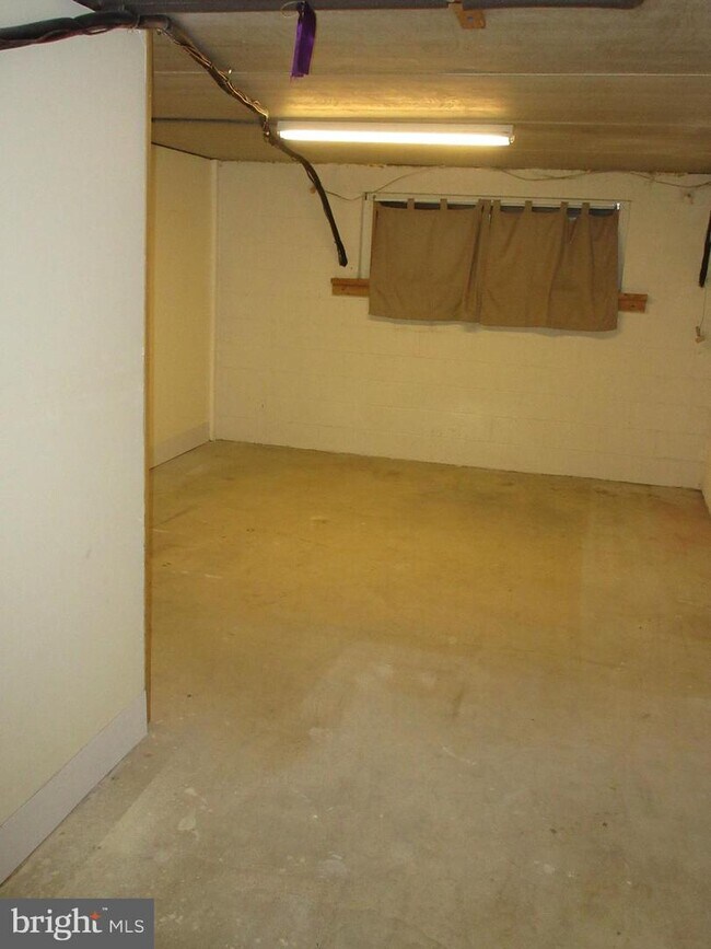 Building Photo - 820A Putnam Blvd