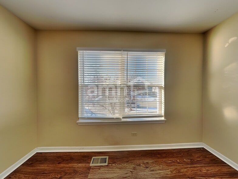 Building Photo - 626 David St