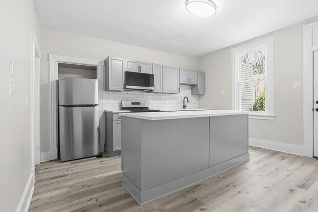 Building Photo - 3 bed 1 bath - completely updated, great location, central air, laundry