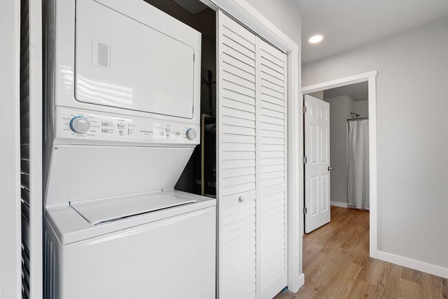 Building Photo - Spacious 4-Bedroom Home in South Capitol O...