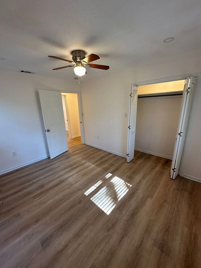 Building Photo - 3 BED | 2 BATH | TWO CAR GARAGE | LARGE FRONT AND BACK YARDS | AVAILABLE NOW