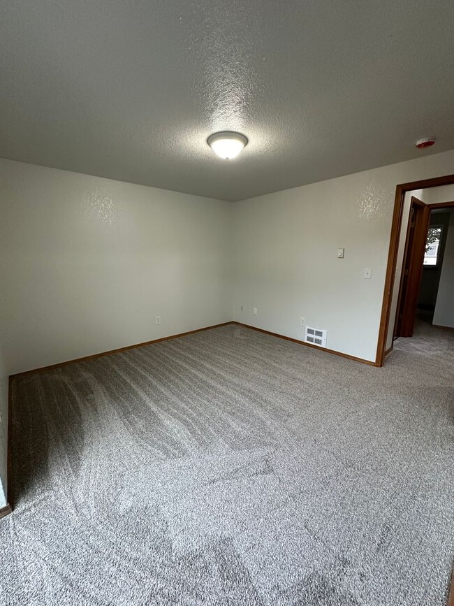 Building Photo - Beautiful Remodeled 3 Bed Room 1 and 3/4 B...