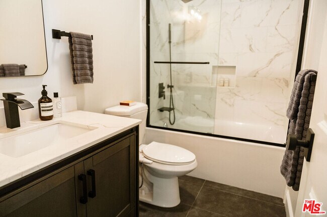 Building Photo - 2786 Bush St