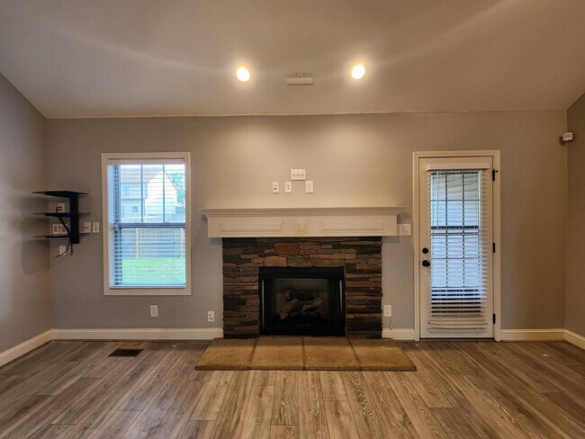 Building Photo - 1003 Sunrise Dr
