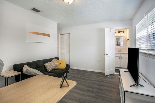 Building Photo - 4602 W Hawthorne Rd