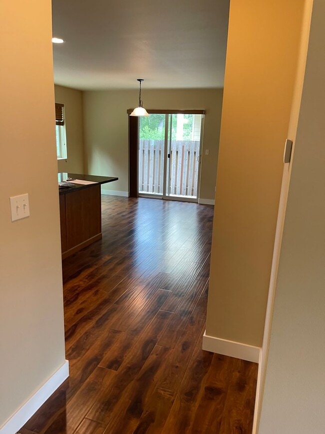 Building Photo - Beautiful 4 Bedroom in a small and exclusive neighborhood