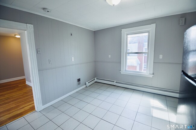 Building Photo - 203 Main St