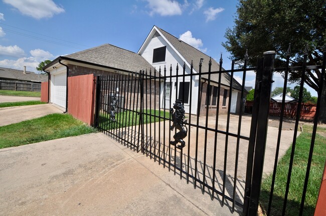 Primary Photo - 16402 Gold Ridge Ln