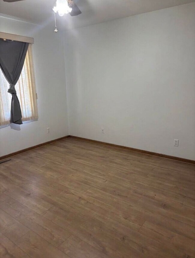 Building Photo - 106 Merlin Cir