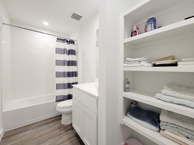 Building Photo - This stunning 4-bedroom, 2-bathroom Rosharon lease features modern upgrades, an open-concept layo...