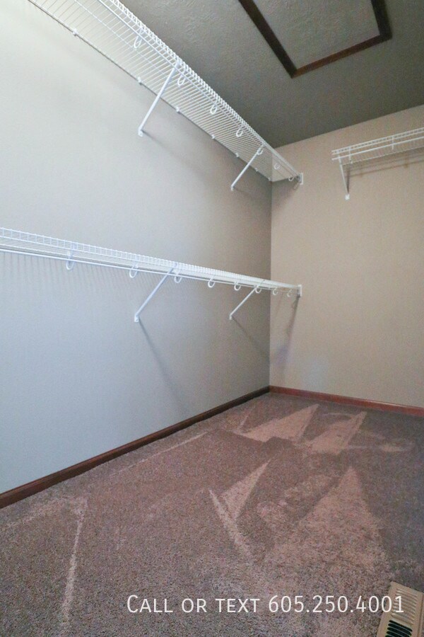 Building Photo - Sensational 2 bedroom Town Home in Harrisb...