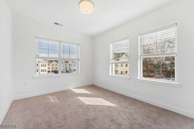 Building Photo - 17 Parker Lane