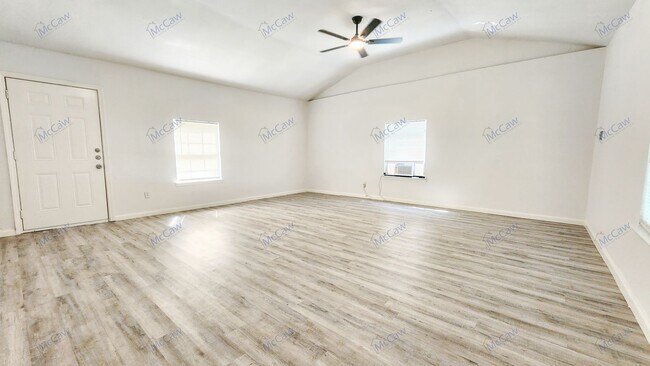 Building Photo - Incredible 3/2 in Irving!