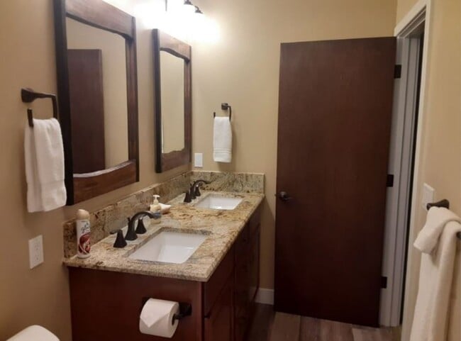 Building Photo - Long term furnished rental