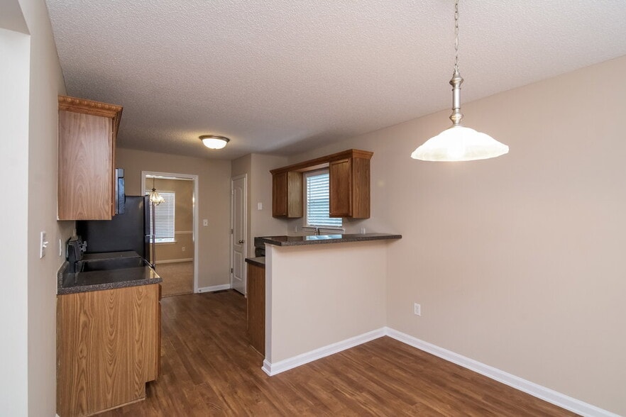 Building Photo - 40 Savoy Park Dr