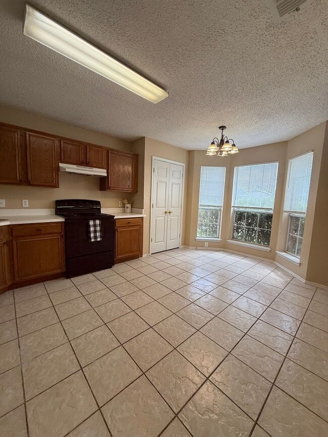 Building Photo - COMMUTER FRIENDLY / ESTABLISHED NEIGHBORHOOD