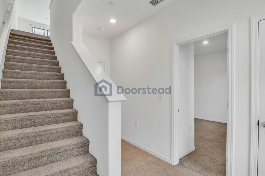 Building Photo - 25443 Parklane Dr
