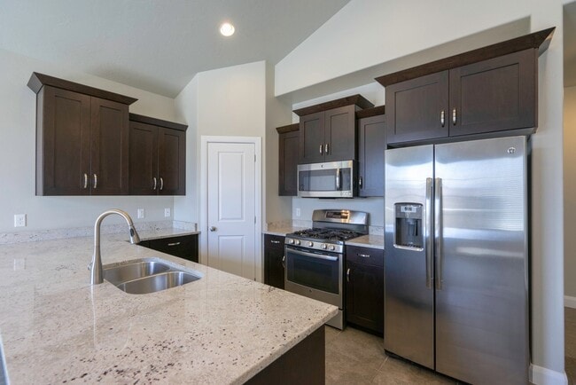 Building Photo - 3 Bedroom Townhome in Hidden Valley with C...