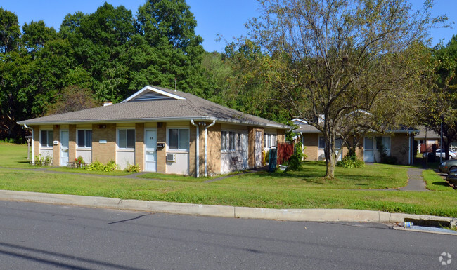 Primary Photo - Pine Tree Apartments