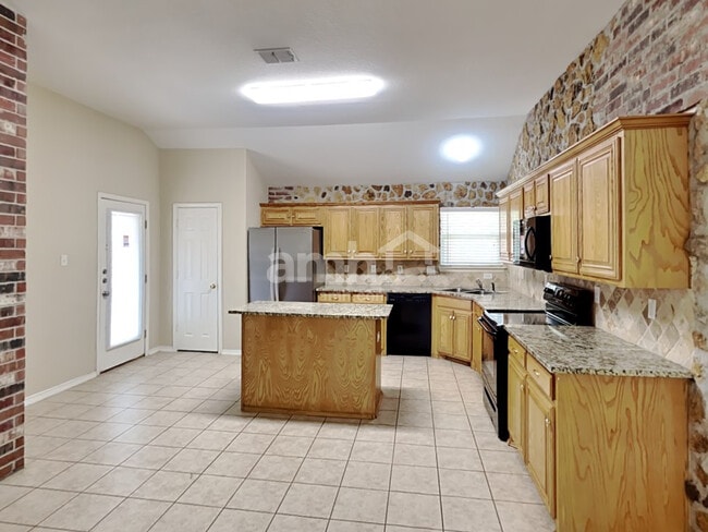 Building Photo - 511 Point Vly