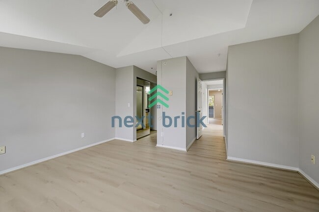 Building Photo - Charming 2-Bed Townhouse Retreat in Bothell with 2.5 Baths – Your Perfect Sanctuary Awaits!