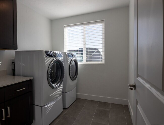 Building Photo - "READY NOW! 3-Bed PLUS Office-Townhouse Retreat in Eagle, ID – Spacious Living with 2.5 Baths!"