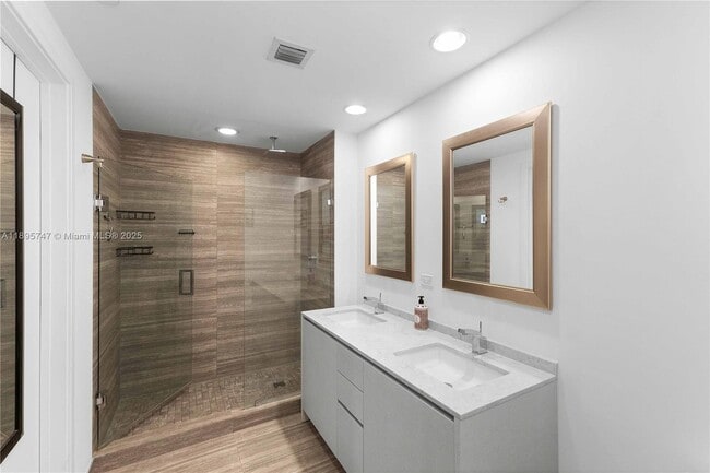 Building Photo - 1010 Brickell Ave