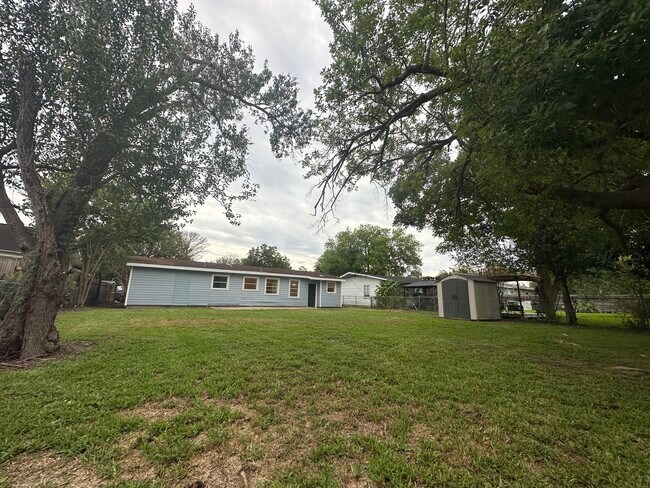 Building Photo - 1908 E Mimosa Ave