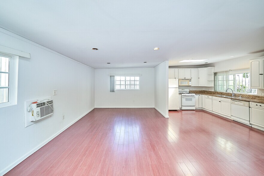 Building Photo - 1447 S Holt Ave