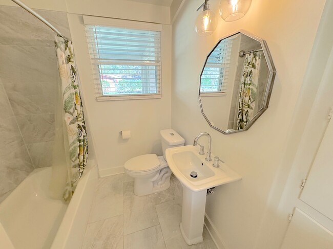 Building Photo - 322 Tanglewood Rd