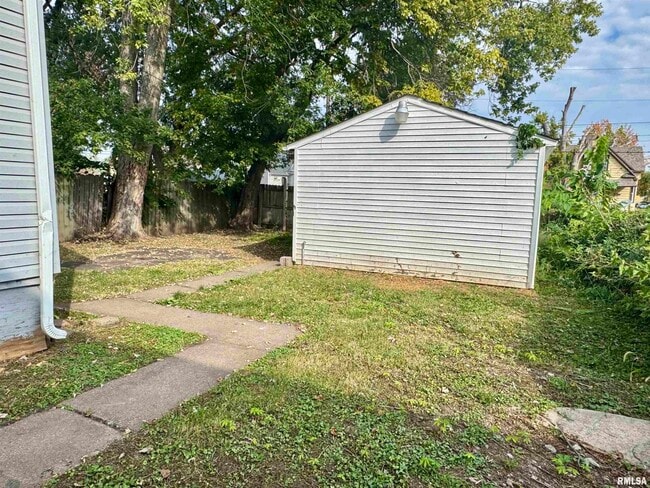 Building Photo - 619 13th Ave