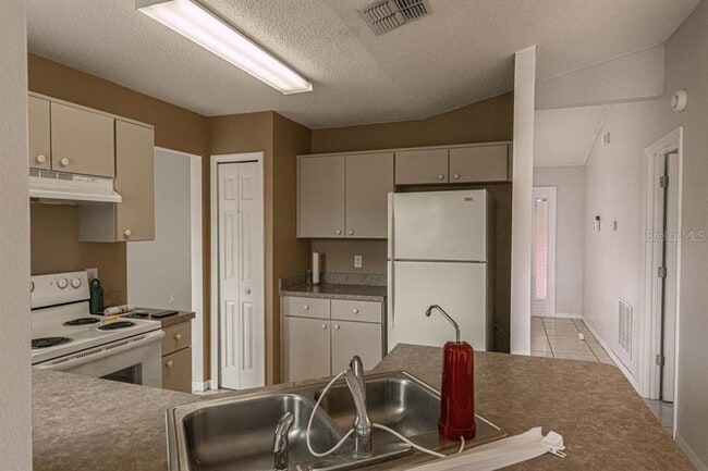 Building Photo - 233 E Gardenia Dr